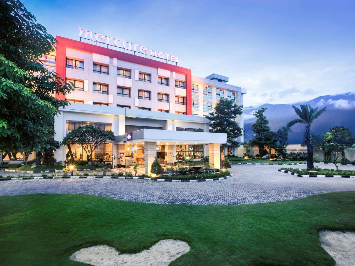 Mercure Palu Hotel Exterior foto